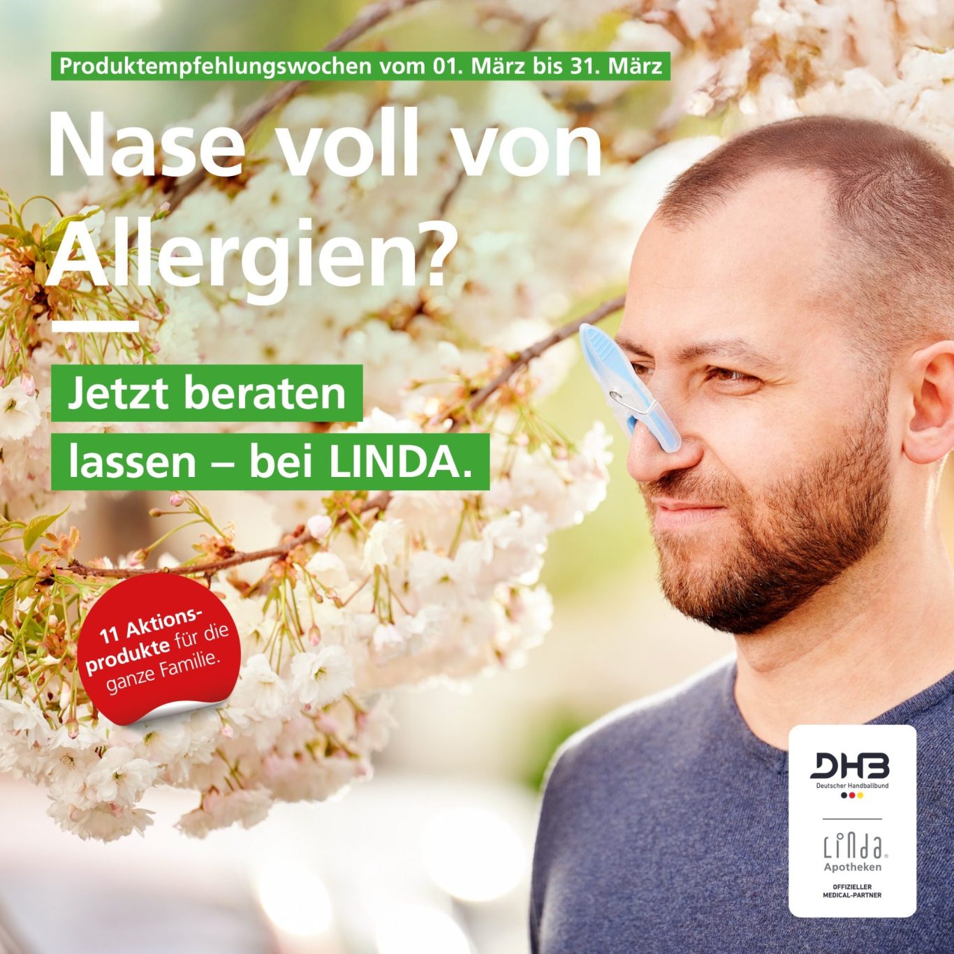 Strandtasche mit buntem Windrad und Handtüchern vor einem Strandszenario.